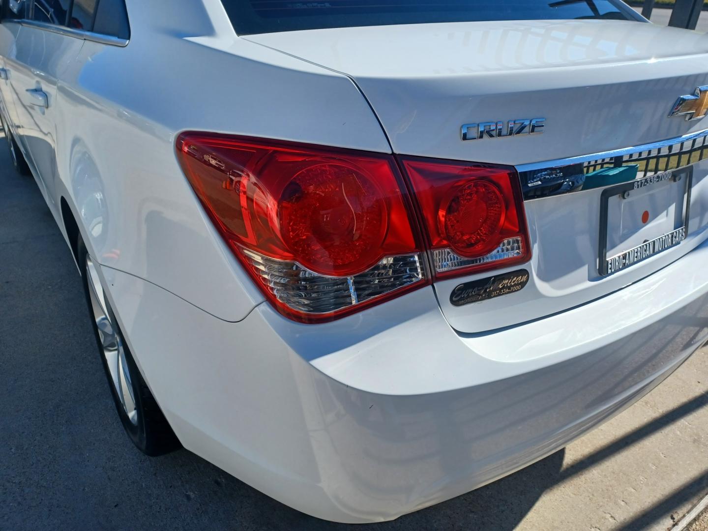 2014 WHITE /GRAY Chevrolet Cruze LT (1G1PE5SB0E7) with an 1.4L I4 TURBOCHARGER engine, AUTOMATIC 6-SPEED transmission, located at 2001 E. Lancaster, Ft. Worth, 76103, (817) 336-7000, 32.746181, -97.301018 - Photo#6